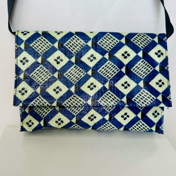 Vintage Blue Q Recycled Crossbody Medium Shoulder Bag Purse 2013 9 x 6 x 2” - Picture 1 of 11